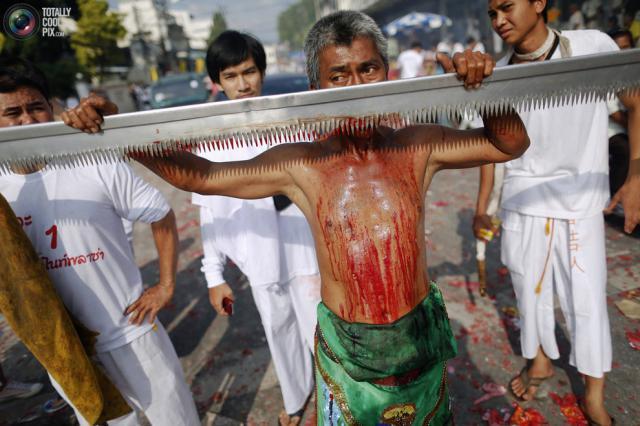Кровавый - вегетарианский фестиваль в Тайланде