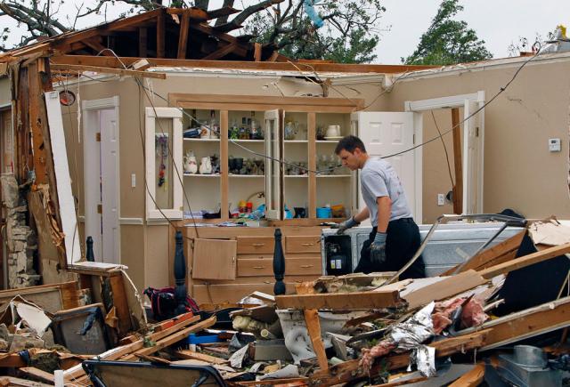 Последствия прошедших торнадо в США