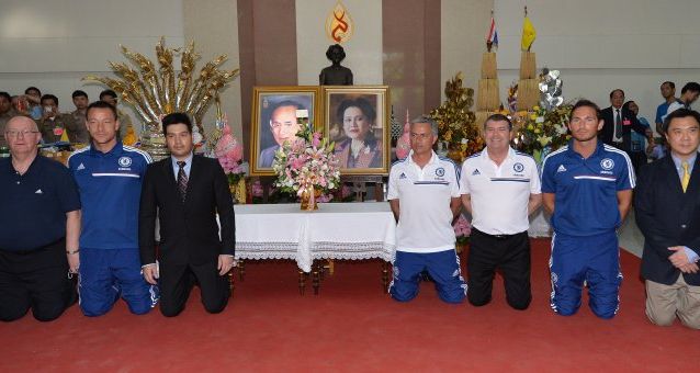 Моуриньо встал на колени перед портретом тайского короля (+фото) - изображение 1