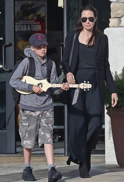 Дочь Анджелины Джоли выказала заинтересованность к музыкальным инструментам