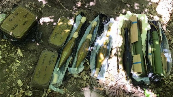В одном из киевских парков вскрыт тайник с гранатометами и патронами(фото)