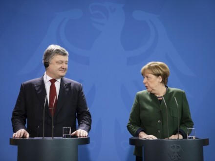 А.Меркель проинформировала П.Порошенко о переговорах в РФ