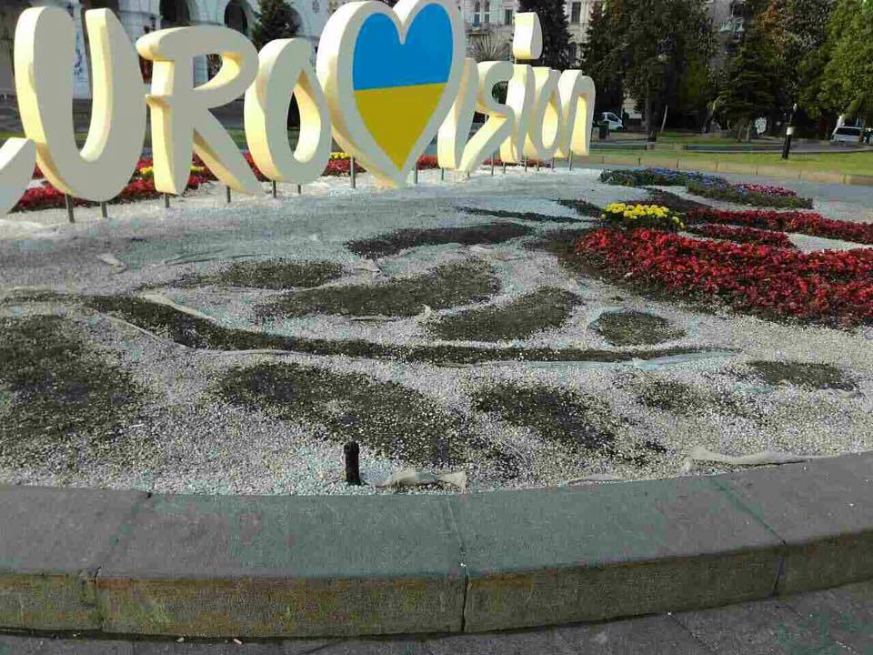 В Киеве растоптали сделанную к Евровидению клумбу: фото
