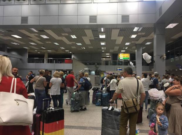 Украинские туристы застряли в аэропорту Хургады из-за неполадок с самолетом