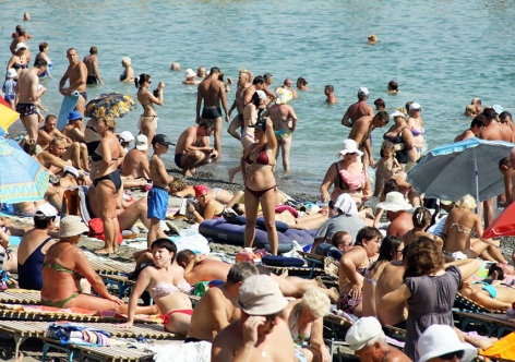 В Крыму уже отворили курортный сезон, однако пляжи обещаются подготовить к его началу